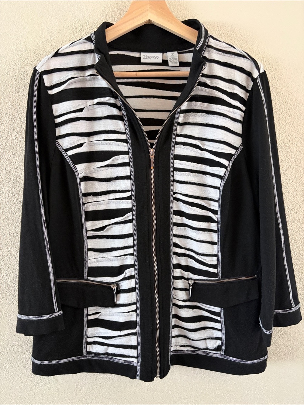 Chico’s Zenergy women’s black and white zip up sweater  | size 2
